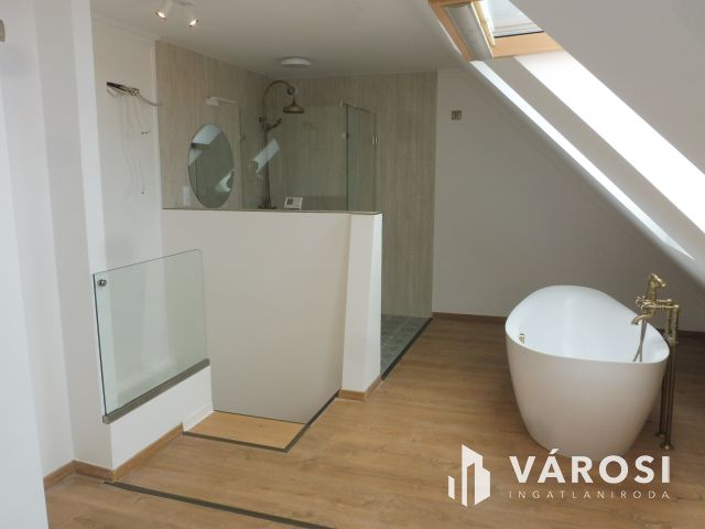 Egyedi,modern,jó hangulatú kis lakás remek árban eladó.