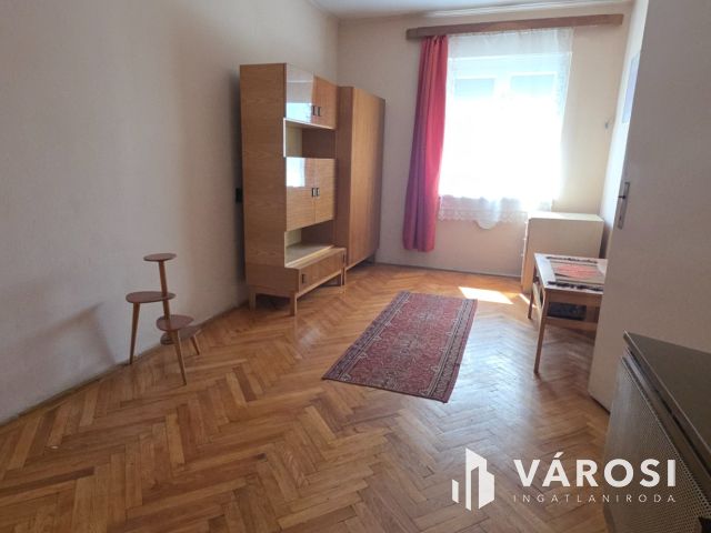 Platán soron kiadó erkélyes lakás