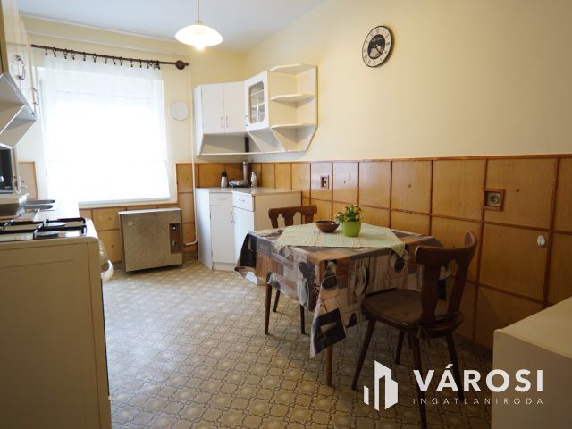 Platán soron kiadó erkélyes lakás