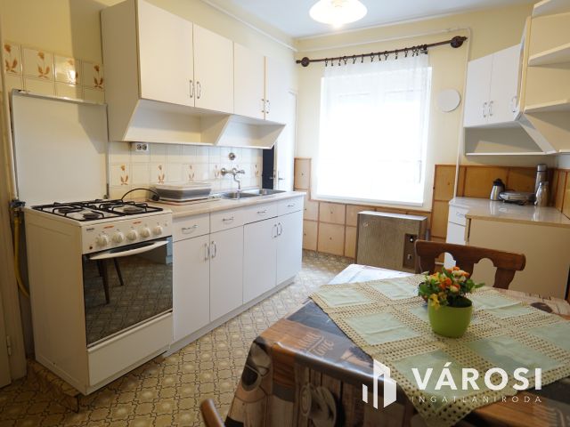 Platán soron kiadó erkélyes lakás