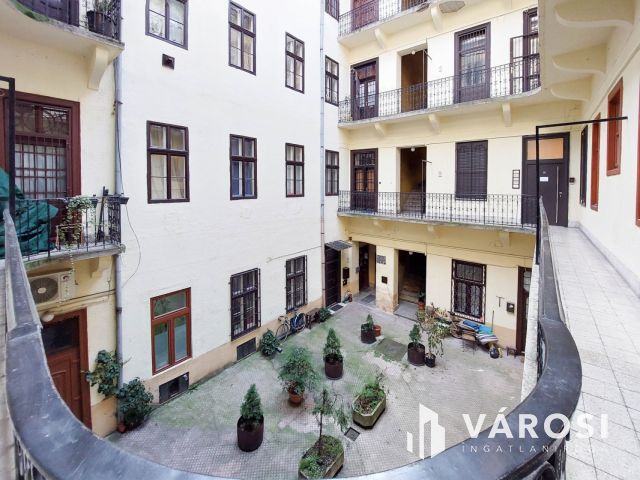 A Nyugati szomszédságában, csendes házban, felújított lakás