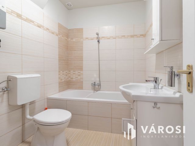 A Nyugati szomszédságában, csendes házban, felújított lakás