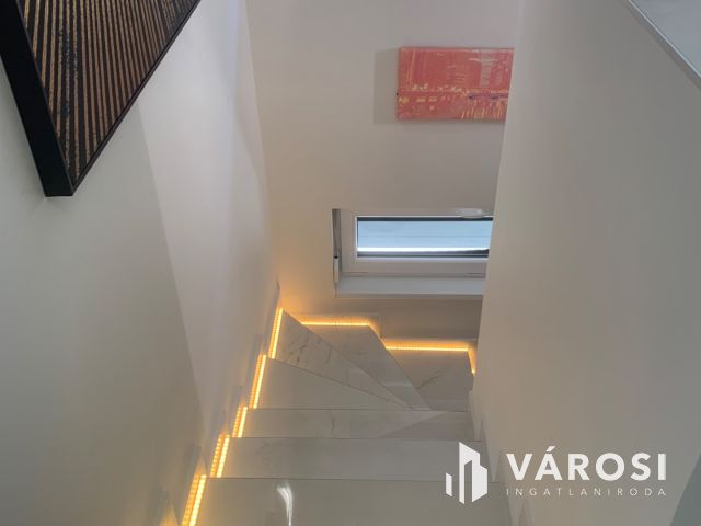 Kiadó prémium ikerház a Hatvan utcai kertben