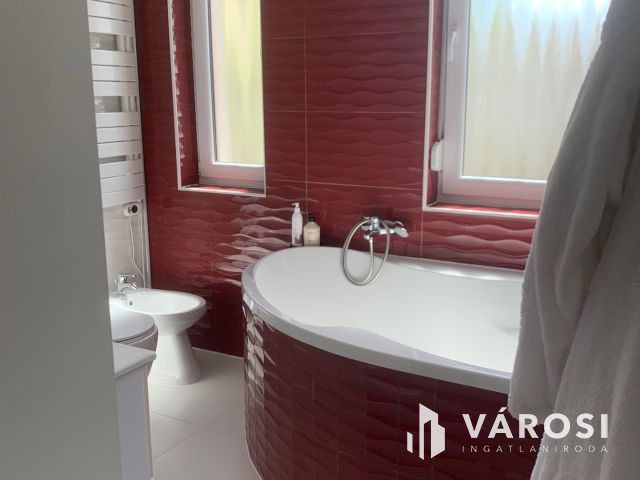 Kiadó prémium ikerház a Hatvan utcai kertben