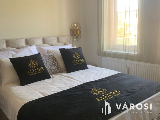 Kiadó prémium ikerház a Hatvan utcai kertben