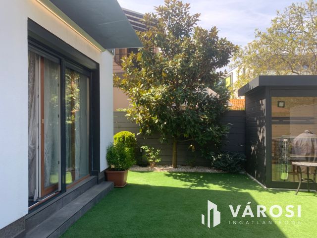 Kiadó prémium ikerház a Hatvan utcai kertben