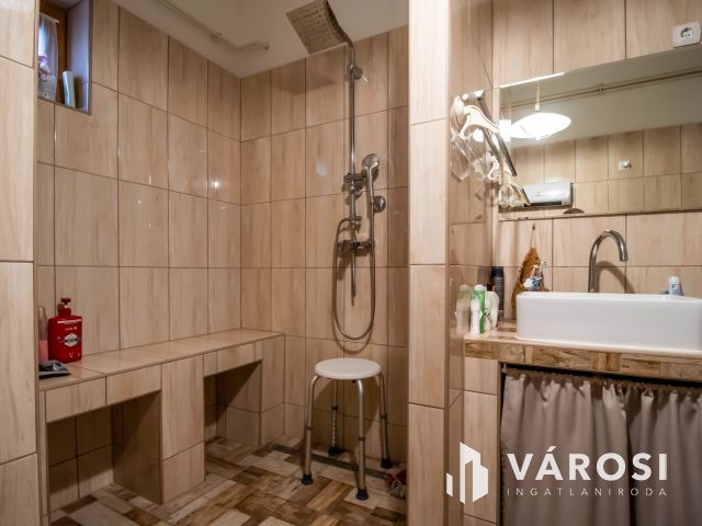 Kétgenerációs ikerház, saját kertrésszel