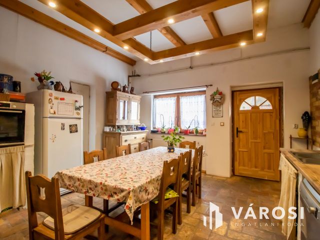 Kétgenerációs ikerház, saját kertrésszel