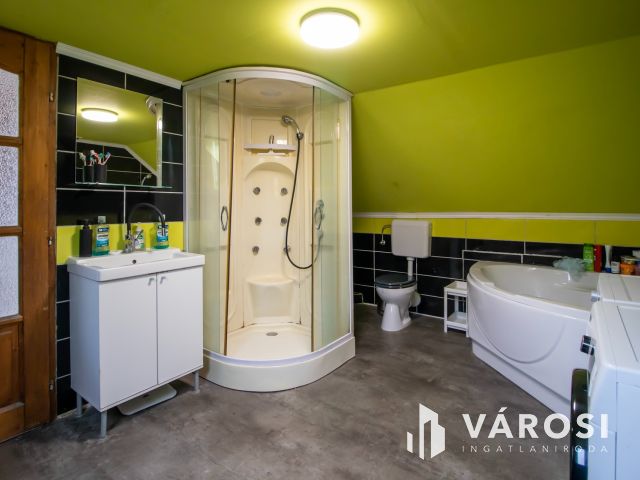 Kétgenerációs ikerház, saját kertrésszel