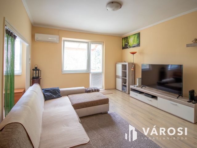 Első emeleti, erkélyes, világos lakás, zöldövezetben