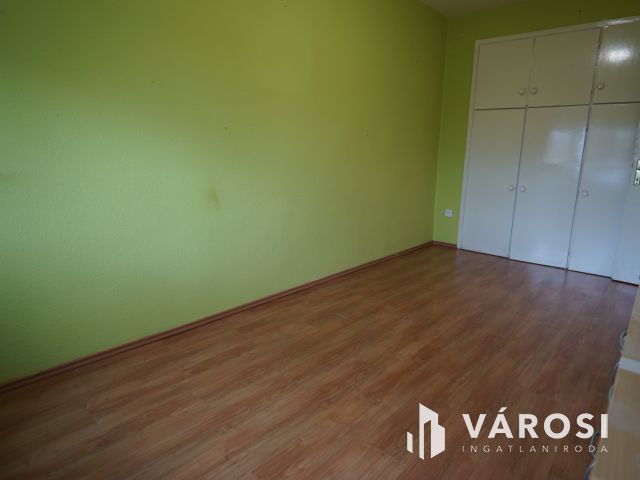 Kiadó bútorok nélküli lakás, a Platán soron