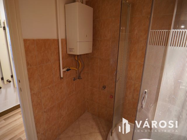 Kiadó bútorok nélküli lakás, a Platán soron