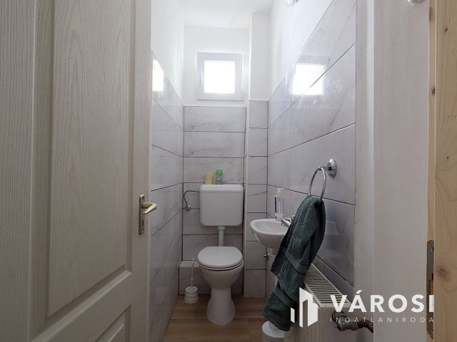 Zsóry-fürdő: 3 szintes ház, 20 fő, kész lehetőség!