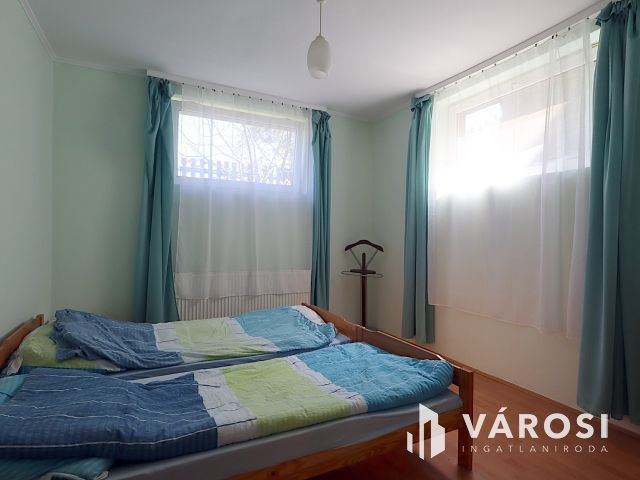 Zsóry-fürdő: 3 szintes ház, 20 fő, kész lehetőség!