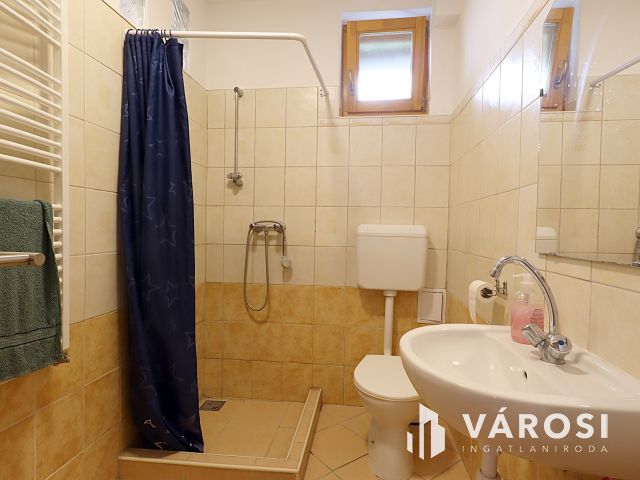 Zsóry-fürdő: 3 szintes ház, 20 fő, kész lehetőség!