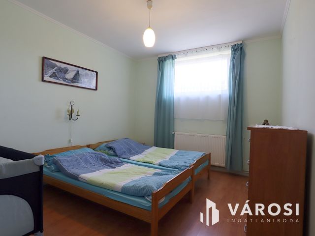 Zsóry-fürdő: 3 szintes ház, 20 fő, kész lehetőség!