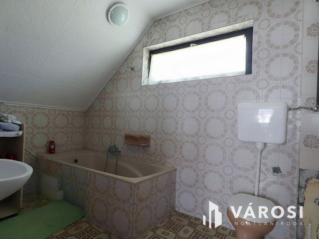 Zsóry-fürdő: 3 szintes ház, 20 fő, kész lehetőség!