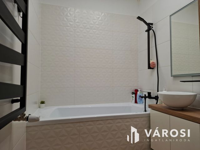 Stílus, kényelem, praktikum. Ízléses lakás Várpalotán.