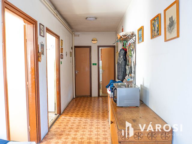 Napfényes otthon Pécelen, hatalmas alagsorral