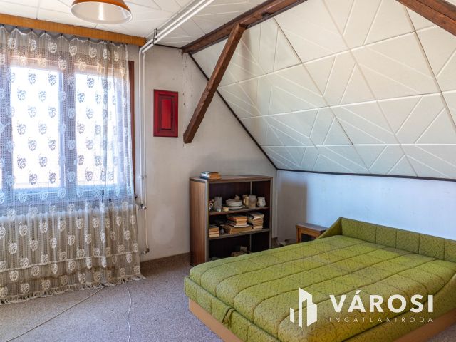 Napfényes otthon Pécelen, hatalmas alagsorral