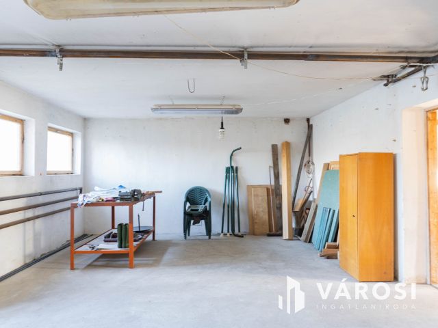 Napfényes otthon Pécelen, hatalmas alagsorral