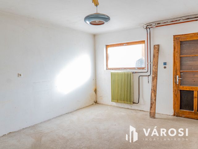 Napfényes otthon Pécelen, hatalmas alagsorral