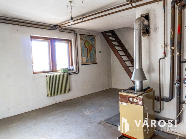 Napfényes otthon Pécelen, hatalmas alagsorral