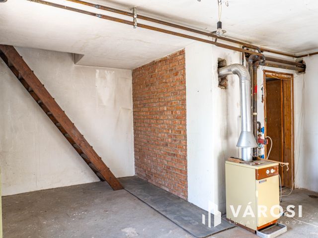 Napfényes otthon Pécelen, hatalmas alagsorral