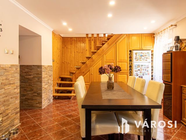 Napelem, medence, 3 garázs – ritka lehetőség Annavölgyön