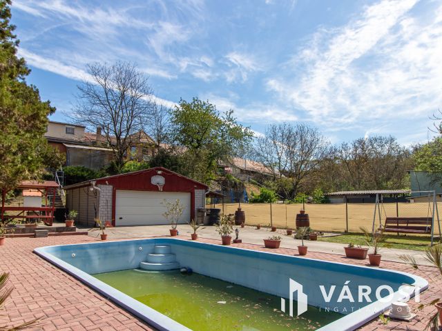 Napelem, medence, 3 garázs – ritka lehetőség Annavölgyön