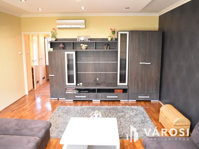 Kiadó 3 szobás tégla lakás Gyula központjában!