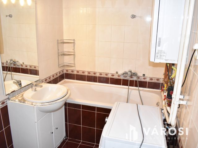 Kiadó 3 szobás tégla lakás Gyula központjában!