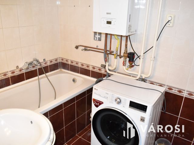 Kiadó 3 szobás tégla lakás Gyula központjában!