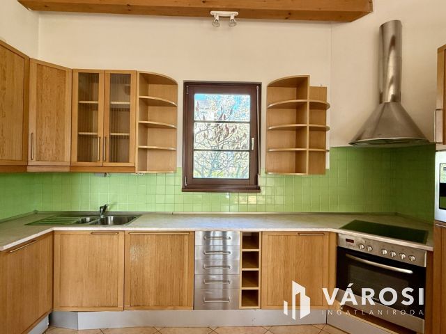 ÁLOMOTTHON NAPOS KERTTEL-KÉTÁLLÁSOS GARÁZZSAL SZENTENDRÉN