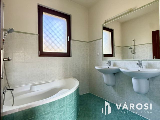 ÁLOMOTTHON NAPOS KERTTEL-KÉTÁLLÁSOS GARÁZZSAL SZENTENDRÉN