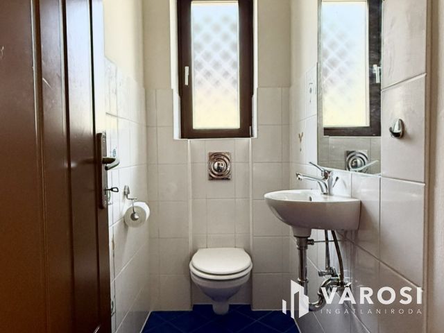 ÁLOMOTTHON NAPOS KERTTEL-KÉTÁLLÁSOS GARÁZZSAL SZENTENDRÉN