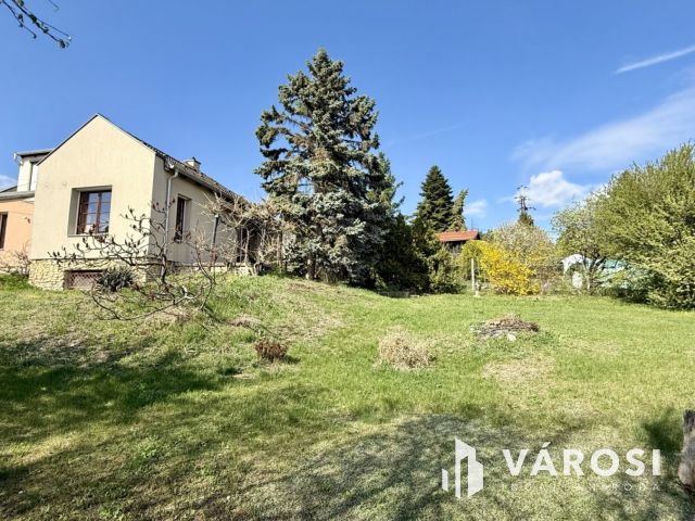 ÁLOMOTTHON NAPOS KERTTEL-KÉTÁLLÁSOS GARÁZZSAL SZENTENDRÉN