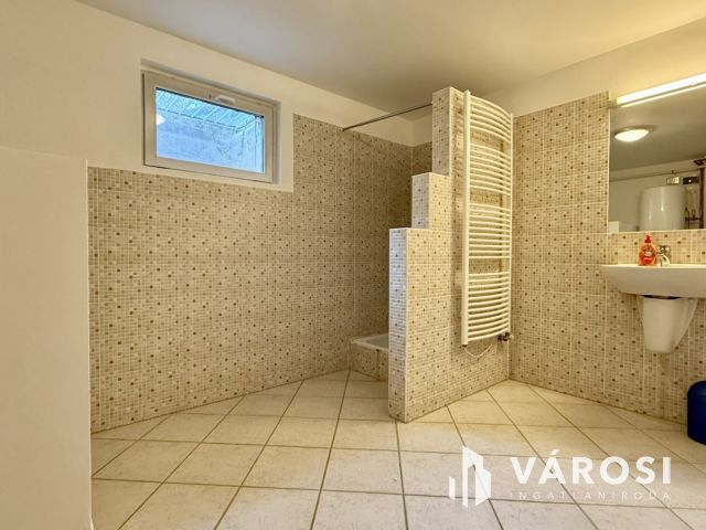 ÁLOMOTTHON NAPOS KERTTEL-KÉTÁLLÁSOS GARÁZZSAL SZENTENDRÉN