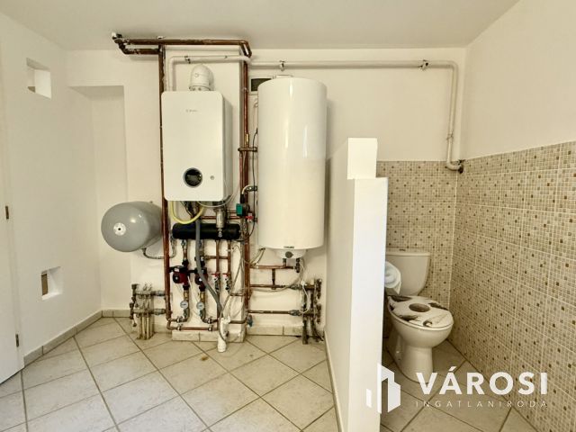 ÁLOMOTTHON NAPOS KERTTEL-KÉTÁLLÁSOS GARÁZZSAL SZENTENDRÉN