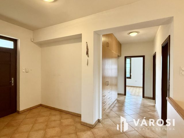 ÁLOMOTTHON NAPOS KERTTEL-KÉTÁLLÁSOS GARÁZZSAL SZENTENDRÉN