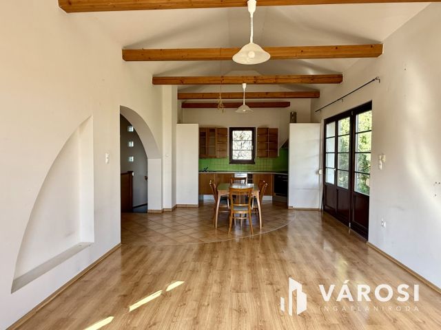 ÁLOMOTTHON NAPOS KERTTEL-KÉTÁLLÁSOS GARÁZZSAL SZENTENDRÉN