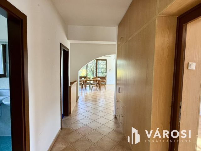 ÁLOMOTTHON NAPOS KERTTEL-KÉTÁLLÁSOS GARÁZZSAL SZENTENDRÉN