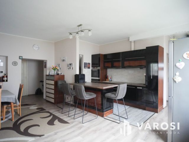 Csendes, kertvárosi otthon nagy telek, felújított ház.