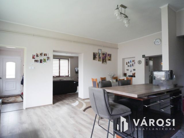 Csendes, kertvárosi otthon nagy telek, felújított ház.