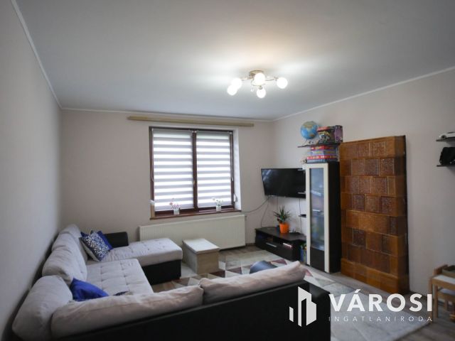 Csendes, kertvárosi otthon nagy telek, felújított ház.