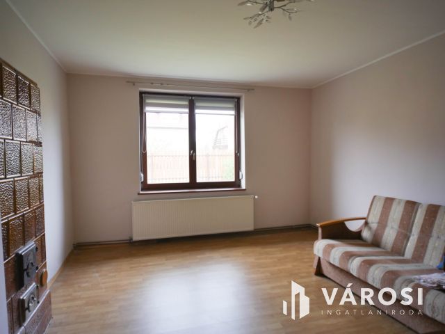 Csendes, kertvárosi otthon nagy telek, felújított ház.