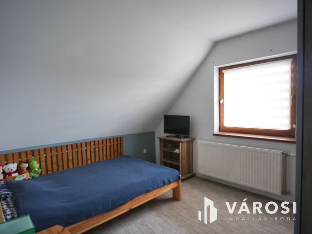 Csendes, kertvárosi otthon nagy telek, felújított ház.