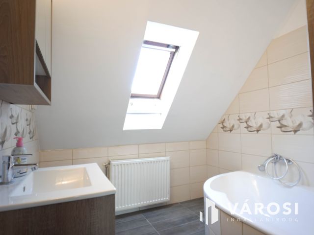 Csendes, kertvárosi otthon nagy telek, felújított ház.