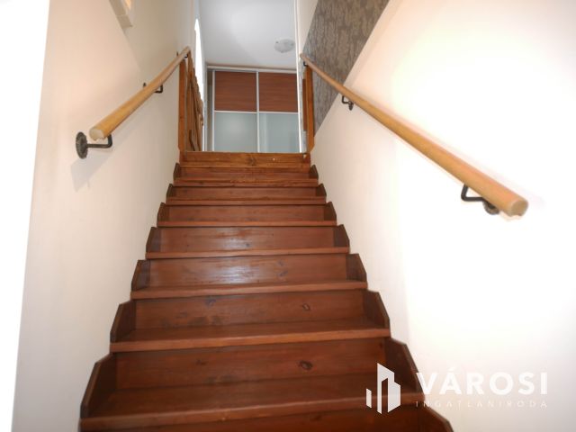 Csendes, kertvárosi otthon nagy telek, felújított ház.