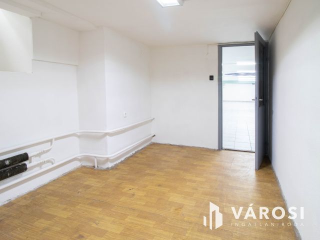 100 m2-es raktár a Móricz Zsigmond körtértől 600 méterre